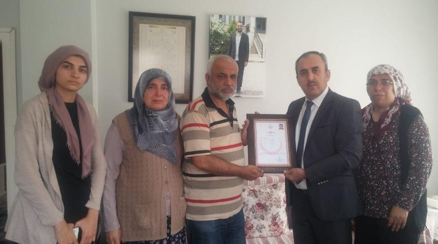 G&ouml;rev şehidi sağlık personelinin &rsquo;Şehitlik Belgesi&rsquo; ailesine teslim edildi