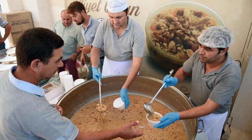 Kepez&rsquo;den 10 bin kişiye aşure