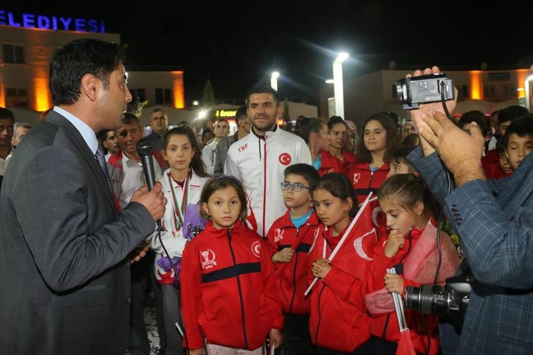 Selendili milli sporcu Ravza Bodur&rsquo;a g&ouml;rkemli karşılama