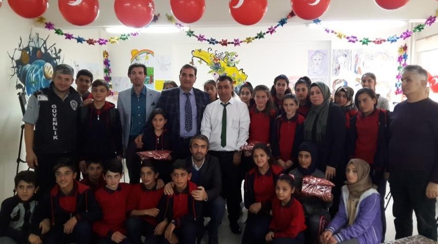 &lsquo;Engelliler Bir Toplumun Aynasıdır&rsquo; temalı resim sergisi a&ccedil;ıldı