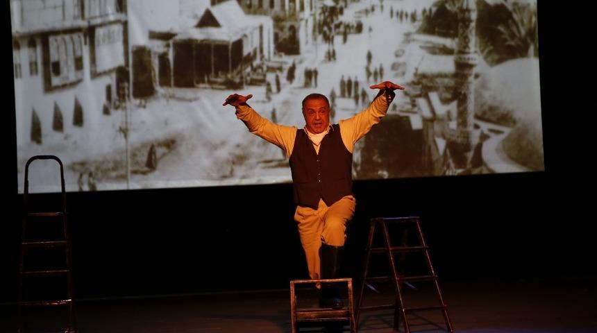 Vecihi H&uuml;rkuş ayakta alkışlandı