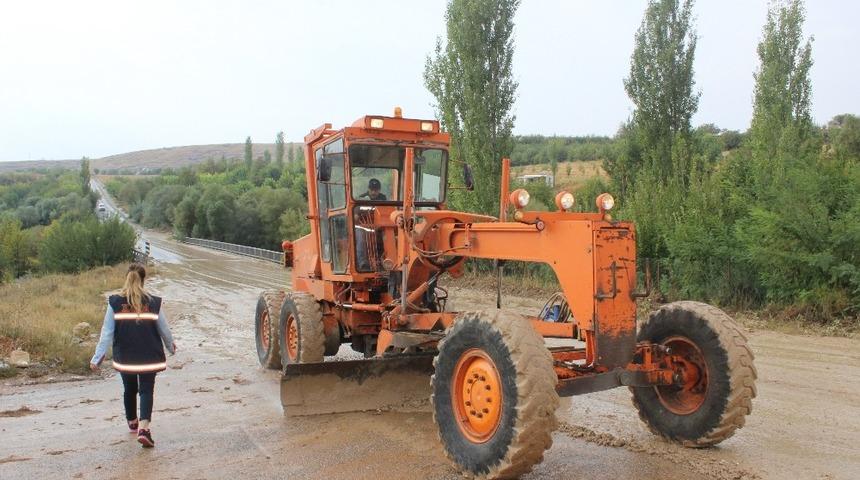 Adıyaman &Ccedil;elikhan yolunda sel