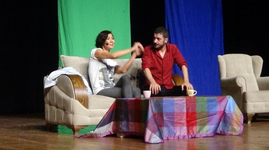 &lsquo;Aşk bu mu?&rsquo; izleyenleri kahkahaya boğdu