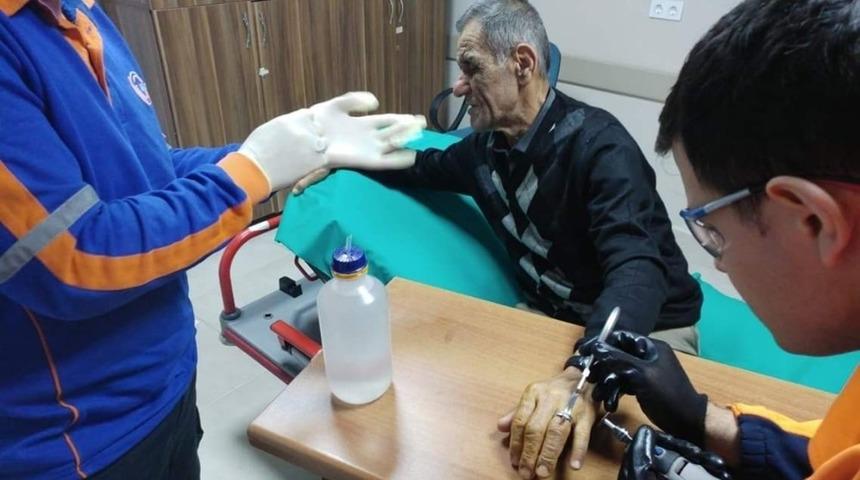 Parmağında sıkışan y&uuml;z&uuml;ğ&uuml;n&uuml; AFAD &ccedil;ıkardı