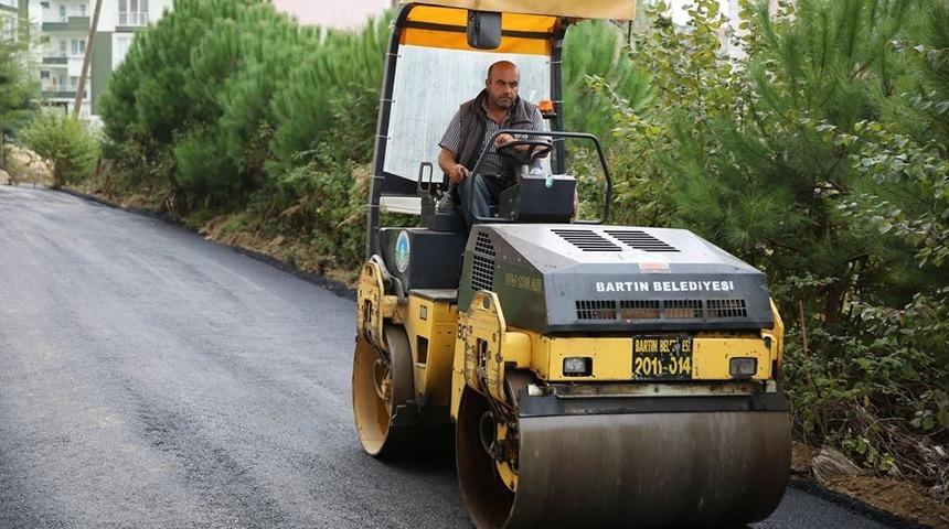 Ara&ccedil; yolu sıcak asfalt ile d&uuml;zenleniyor