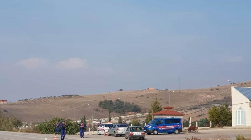 Jandarma trafiği havadan ve karadan denetliyor