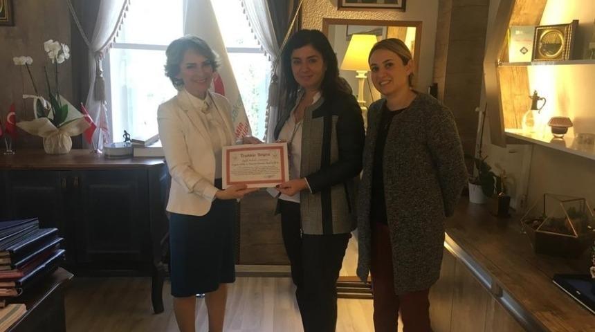 Vatandaşların memnun kaldığı acil servise sağlık m&uuml;d&uuml;rl&uuml;ğ&uuml;nden teşekk&uuml;r belgesi