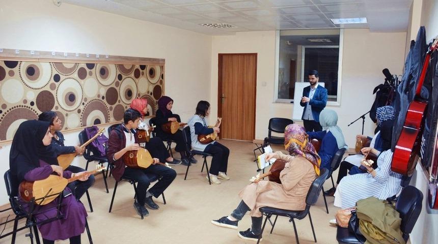 Bağlama Kursunda yeteneklerini sergiliyorlar
