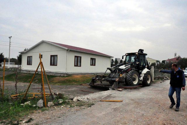 Urla'da, arkeolojik sit alanı üzerindeki kaçak ev yıkıldı