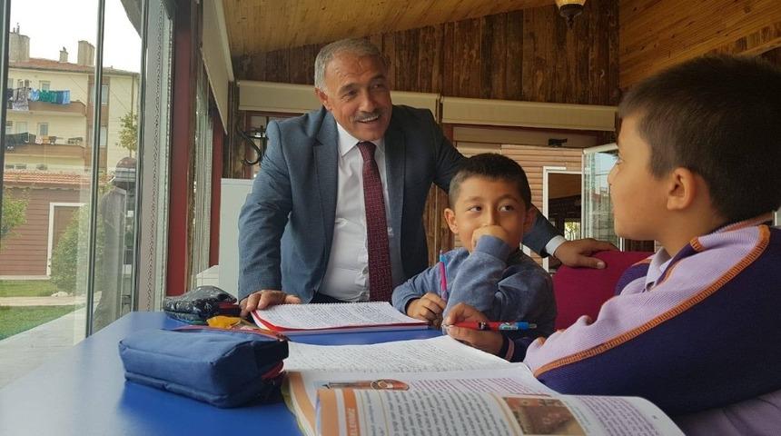 Başkan &Ouml;zkan Millet Kıraathanesini ziyaret etti