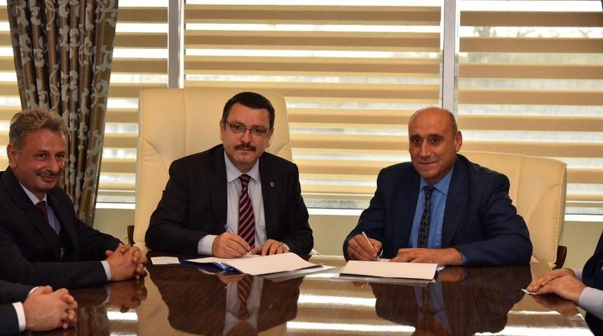 Gen&ccedil; ile &Ouml;zt&uuml;rk, "Engelsiz Yaşamı Kula&ccedil;lıyoruz&rdquo; protokol&uuml;n&uuml; imzaladı