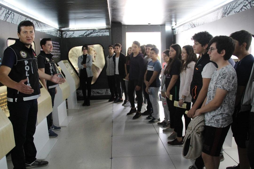 Milas&rsquo;ta &lsquo;Narkotik Eğitim Tırı&rsquo;na yoğun ilgi