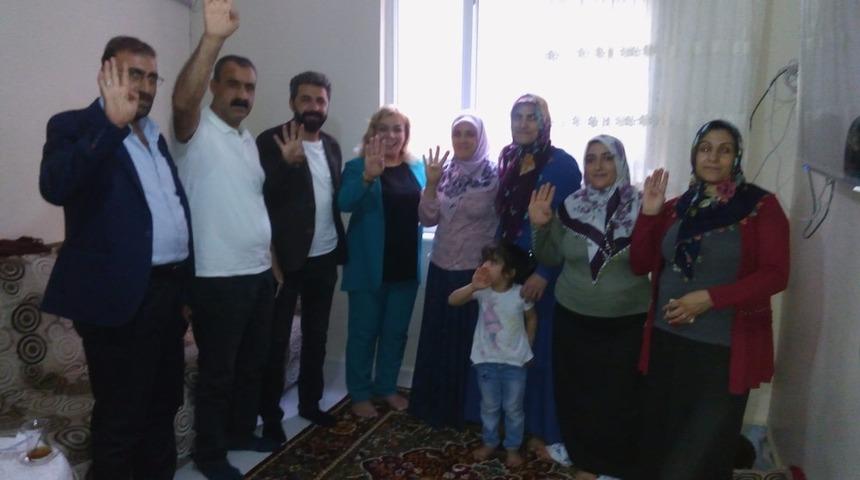 AK Parti Bağlar&rsquo;da &ccedil;almadık kapı bırakmıyor