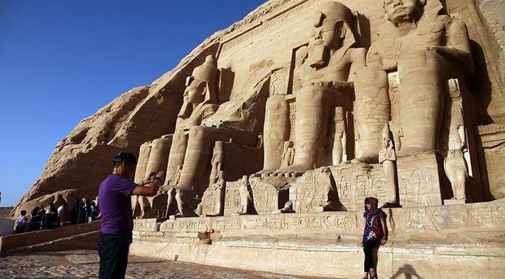  Mısır’da mucizevi doğa olayı: Ramses’in yüzü aydınlandı G2