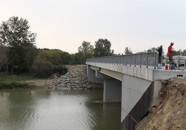 Arifiye’nin yeni köprüsü açılmak için gün sayıyor