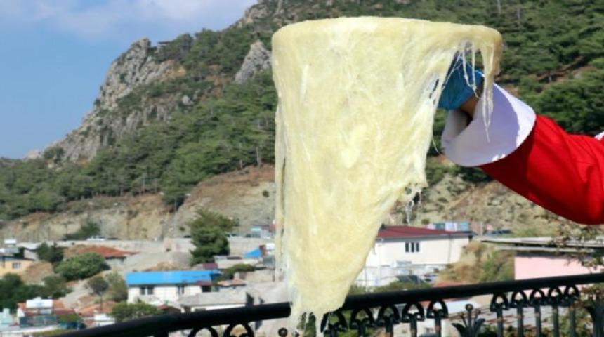 Künefeye enfes bir alternatif: Peyniri 5 metreye kadar uzayan peynirli irmik helvası