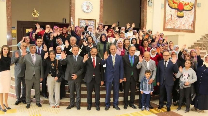 Uşak&rsquo;ta k&uuml;lt&uuml;r dokuyan eller sertifikalarını aldı