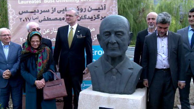 Prof. Dr. Sami Gelenbe'nin büstü İran'da Teknoloji Parkı'nda