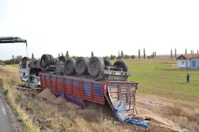 Devrilen kamyonunun altında can verdi