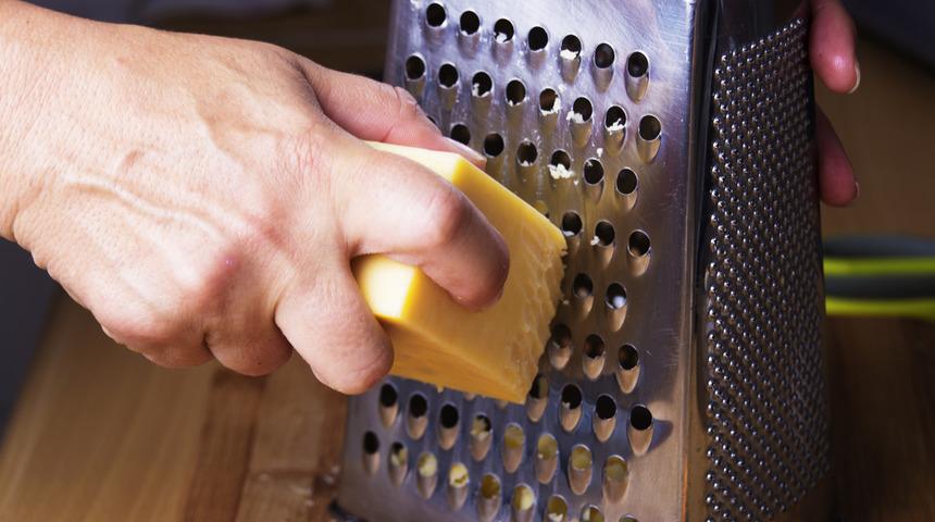 Bu zamana kadar yanlış yapmışız! Peyniri bakın nasıl rendelemek gerekiyormuş