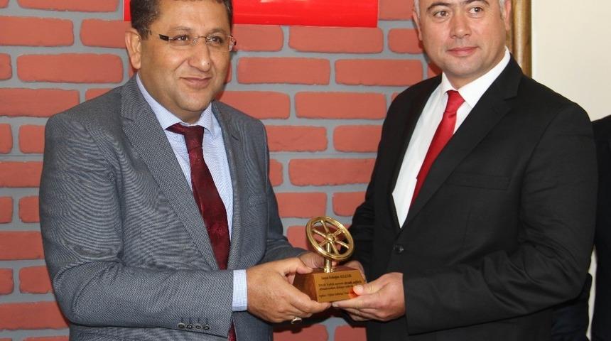 Aydın&rsquo;da ayın şof&ouml;r&uuml; &ouml;d&uuml;l&uuml;n&uuml; İş-Kur M&uuml;d&uuml;r&uuml;&rsquo;n&uuml;n elinden aldı