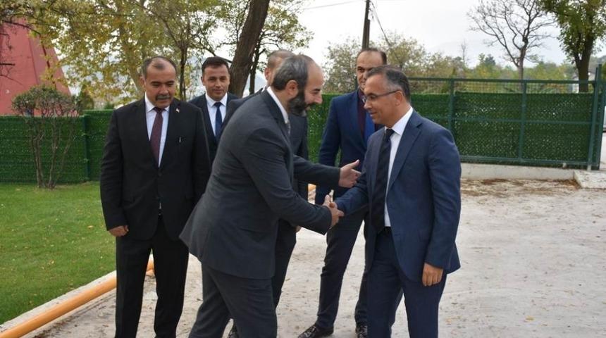 Vali &Ccedil;eber &Ouml;z&ccedil;elik-İş Sendikası &ccedil;alışmaları hakkında bilgi aldı