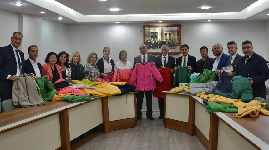 Salihli TSO&rsquo;dan &ouml;ğrencilere mont yardımı