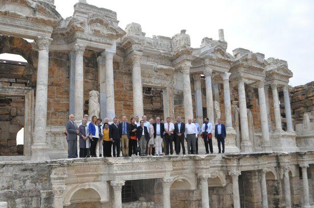 İngiltere Büyükelçisi antik tiyatroda 'İzmir Marşı' okudu