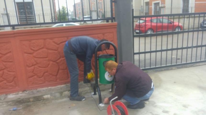 Okullara &ccedil;&ouml;p konteynırı ve bank montajı