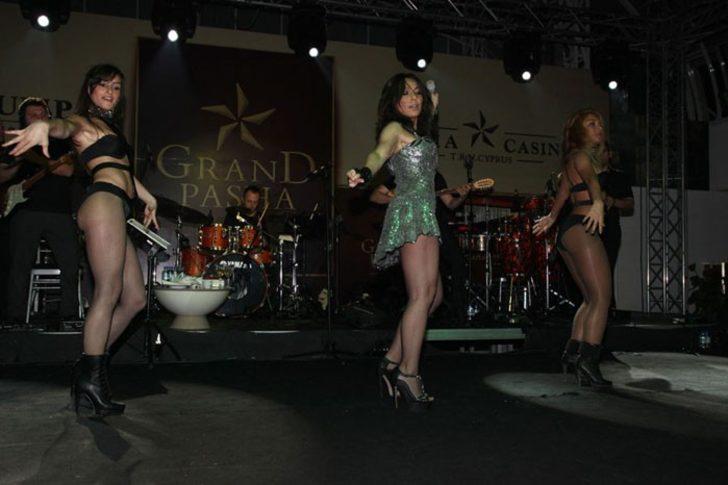 Ziynet Sali'den göğüs şov G4