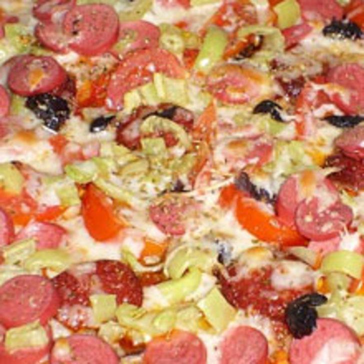 Domatesli ve Mısırlı Pizza