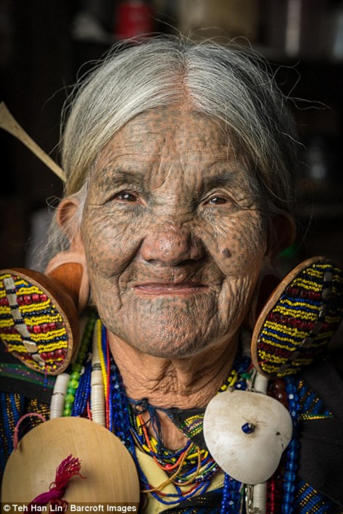 Barbarca bir gelenek! Gen&ccedil; kızlar kraldan korunmak i&ccedil;in kendilerini &ccedil;irkinleştirdi 