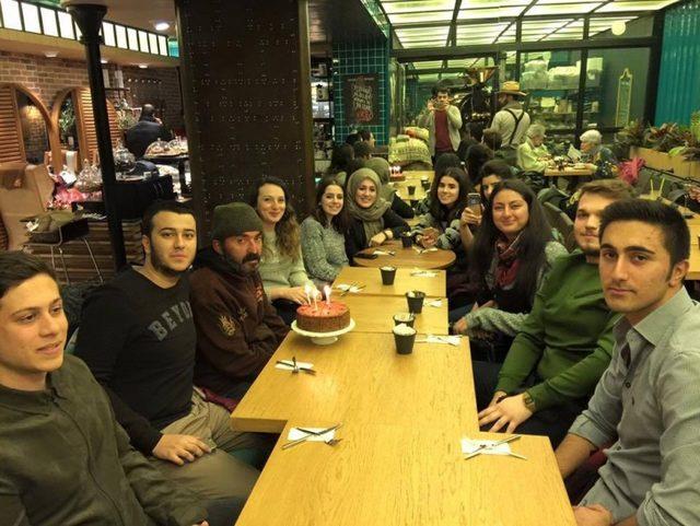 Kağıt Toplayarak Hayatını Kazanan Mehmet Kadir Abi nin Doğum Gününü Kutlayarak Yüreklerimizin Karını Eriten Muhteşem Gençler 1