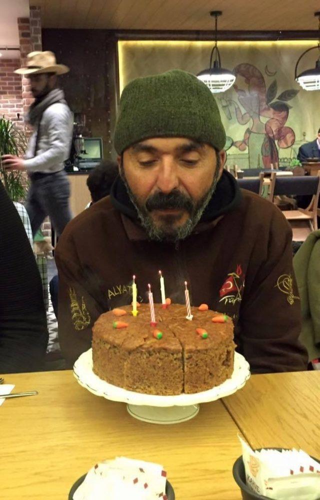 Kağıt Toplayarak Hayatını Kazanan Mehmet Kadir Abi nin Doğum Gününü Kutlayarak Yüreklerimizin Karını Eriten Muhteşem Gençler 5