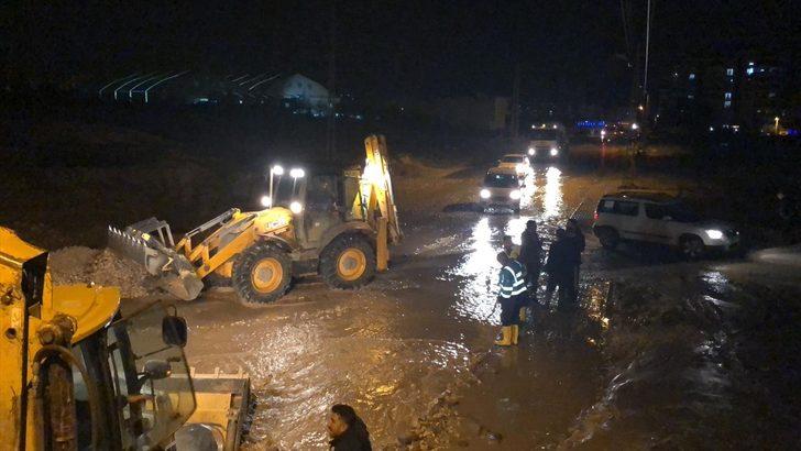 Meteoroloji uyarmıştı! Adıyaman'da sel suları önüne ne çıktıysa sürükledi! G2