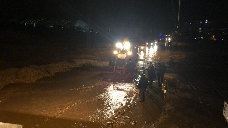 Meteoroloji uyarmıştı! Adıyaman'da sel suları önüne ne çıktıysa sürükledi! G3