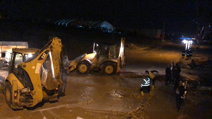 Meteoroloji uyarmıştı! Adıyaman'da sel suları önüne ne çıktıysa sürükledi! G4