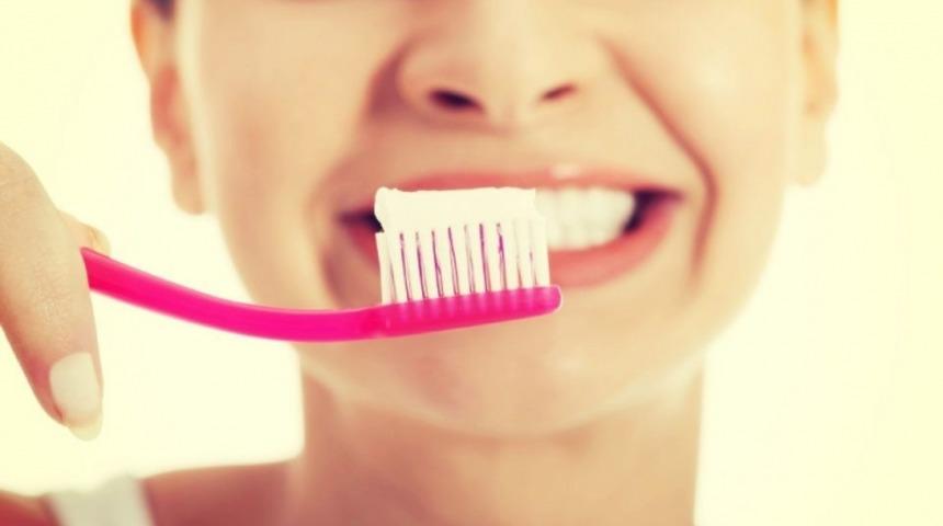 Bu 4 Kolay Y&ouml;ntemle Diş &Ccedil;&uuml;r&uuml;kleriyle Baş Edebilirsiniz