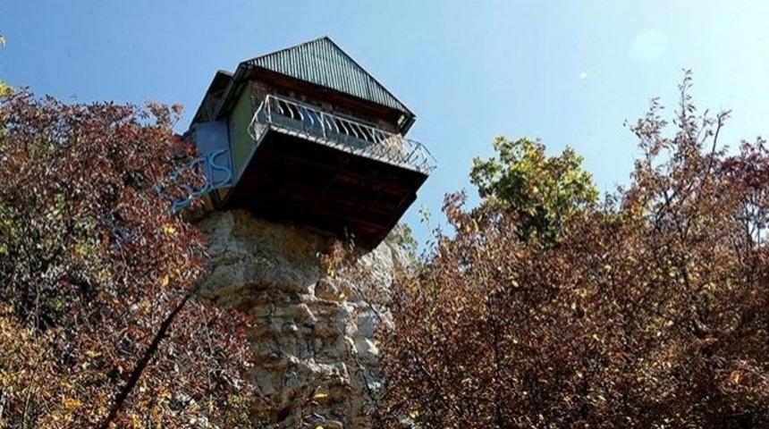 Kayalığa ev inşa etti! 40 yıldır doğayla iç içe yaşıyor