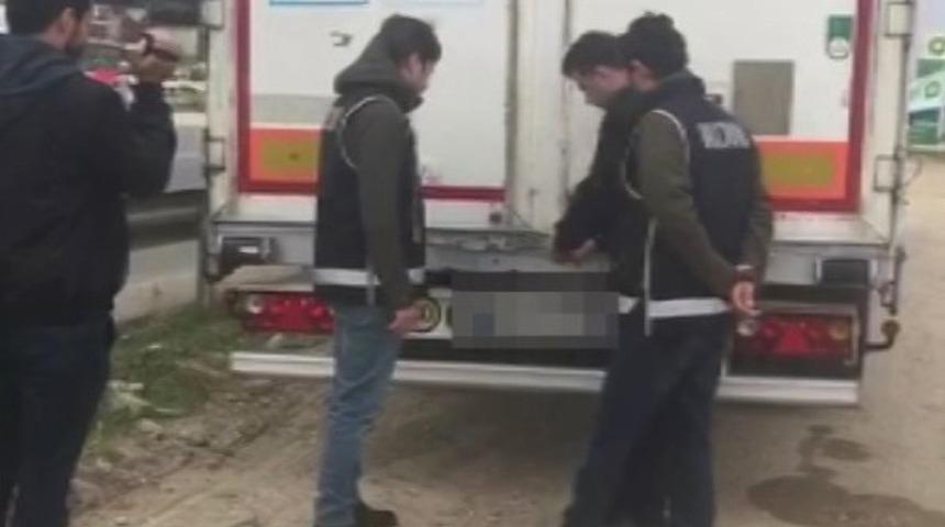 Kapısı m&uuml;h&uuml;rl&uuml; tır dorsesinden ka&ccedil;ak g&ouml;&ccedil;men &ccedil;ıktı