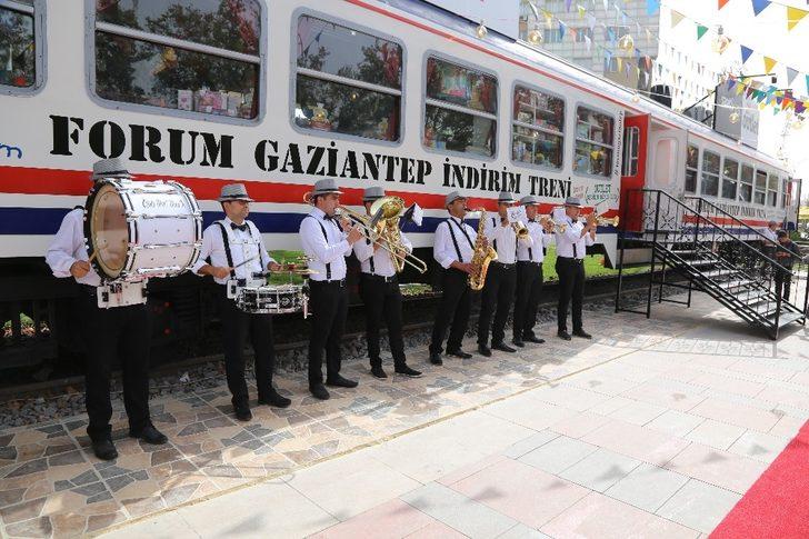 Raydan çıkan tren, alışveriş merkezine girdi G1