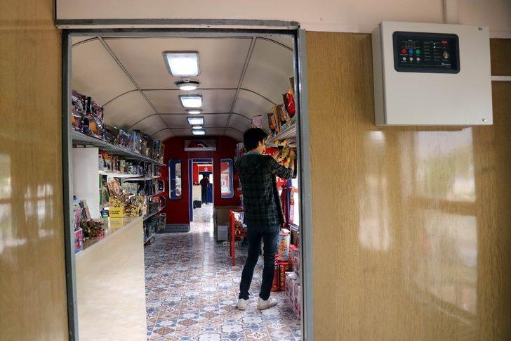 Raydan çıkan tren, alışveriş merkezine girdi G2