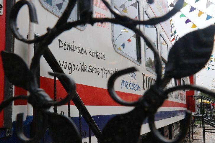 Raydan çıkan tren, alışveriş merkezine girdi G3