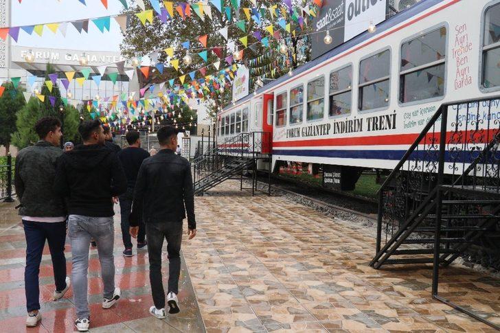 Raydan çıkan tren, alışveriş merkezine girdi G4