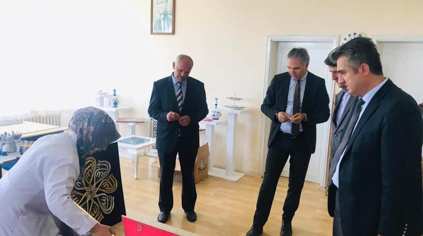 Kaymakam Mustafa Akın, halı yapımını inceledi