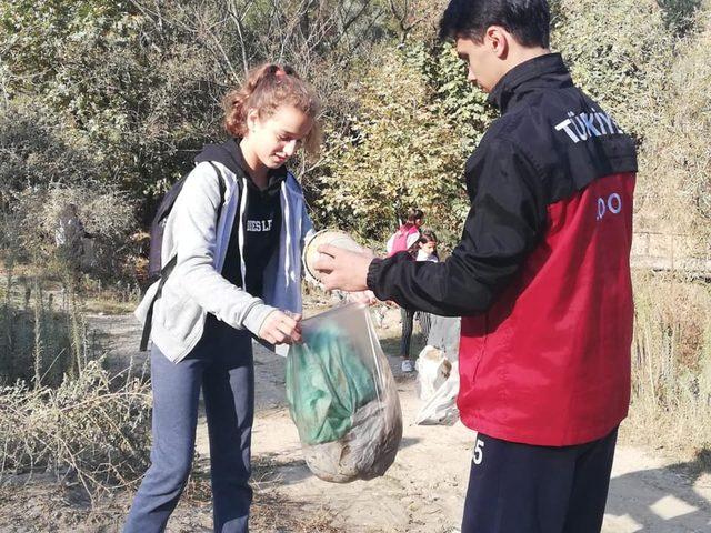 Doğa yürüyüşünde temizlik yaptılar