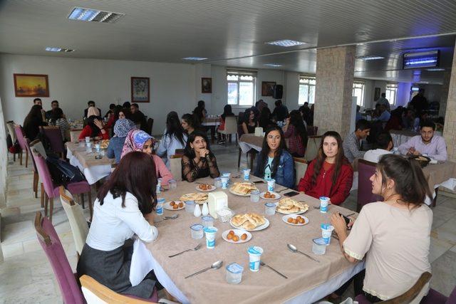 Arıcan Cizre MYO Öğrencileri ile yemekte bir araya geldi