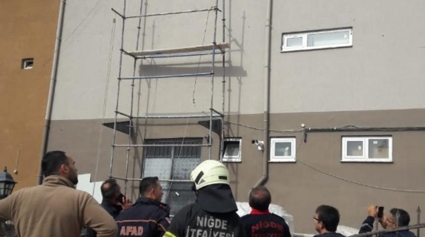 9. kattan d&uuml;şen iş&ccedil;i ağır yaralandı