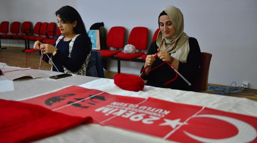 Cumhuriyet kutlamaları i&ccedil;in 20 milyon ilmekli T&uuml;rk bayrağı