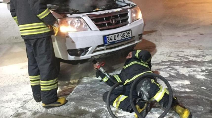 Otomobil akaryakıt istasyonunda alev aldı